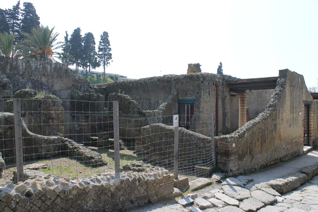 Ins. Orientalis I.3, Herculaneum, March 2014. Looking south-east towards entrance with ramp on east side of Cardo V.
Foto Annette Haug, ERC Grant 681269 DÉCOR